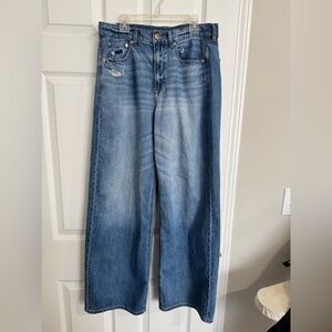 American Eagle Distressed Flare / Wide Leg Jeans. Size 8.